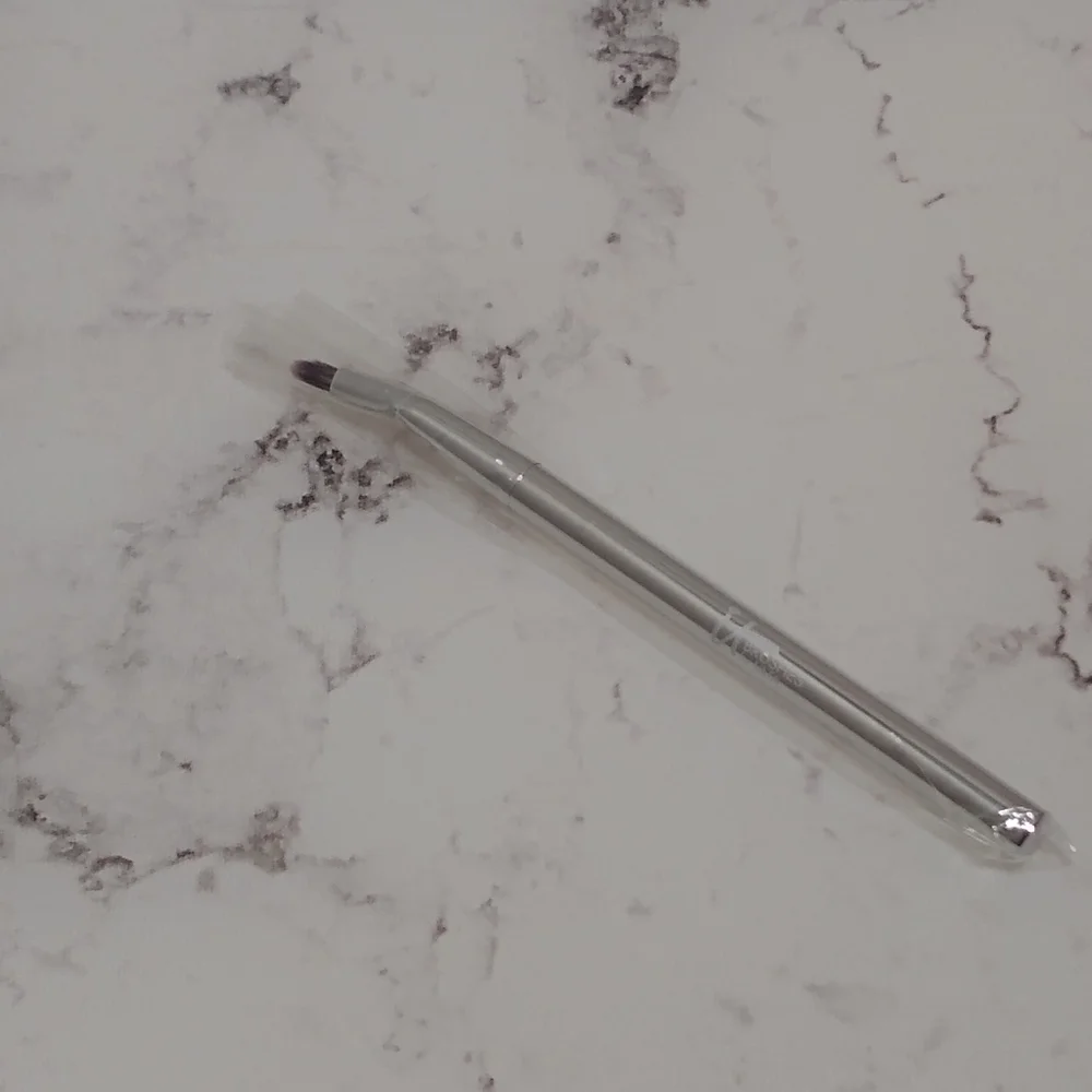 New It Cosmetics for Ulta Bent Liner Brush